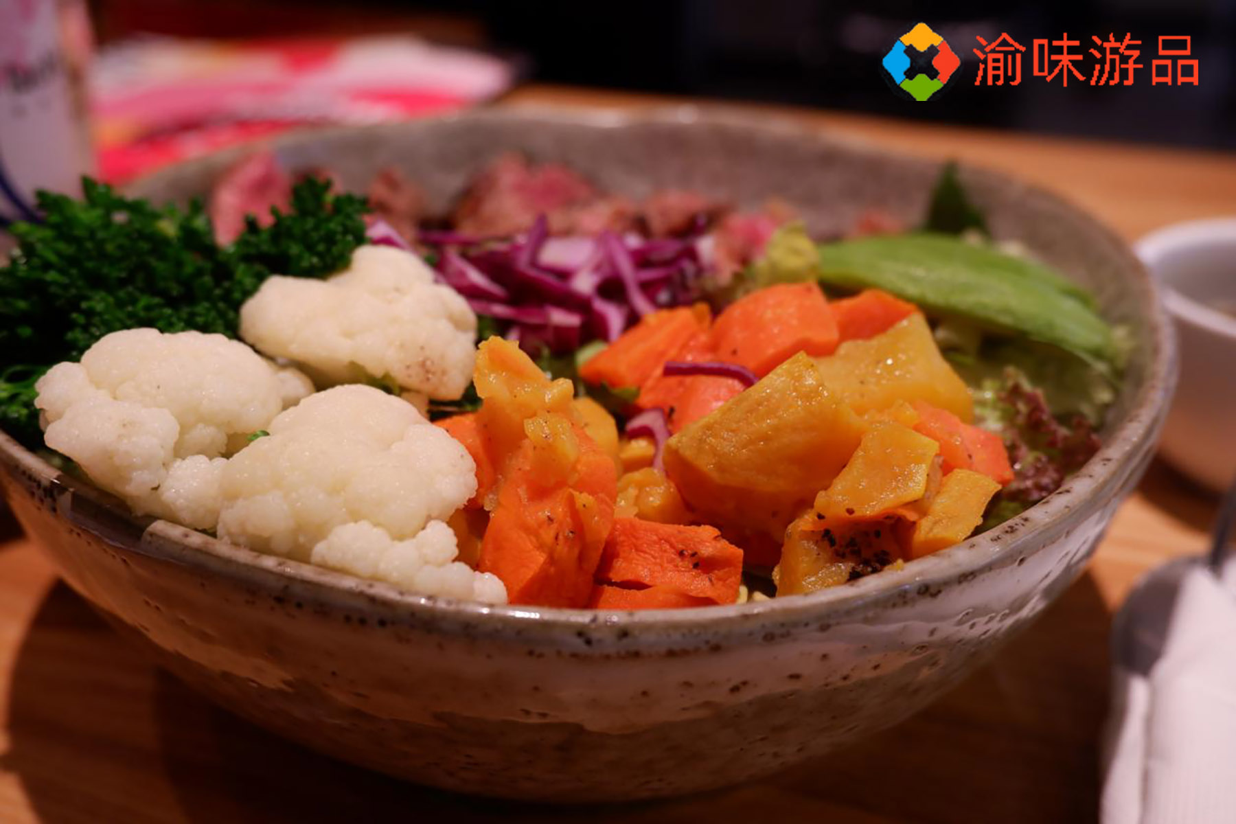 轻食在重庆也能吃得转？解放碑这家轻食中午排队，蘸料还放小米辣