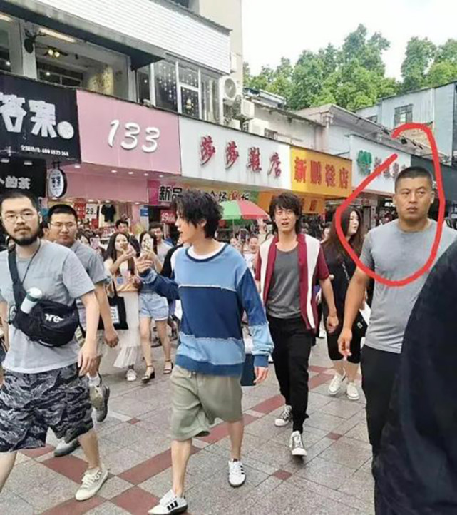 鹿晗穿情侣装撒糖，此前关晓彤曾穿同款与他过