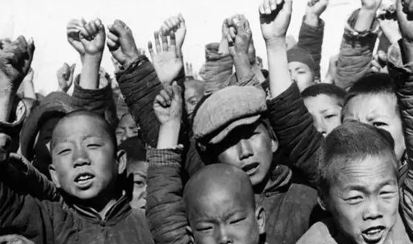 老百姓集体抢劫日军，日军居然还忍了，整个抗