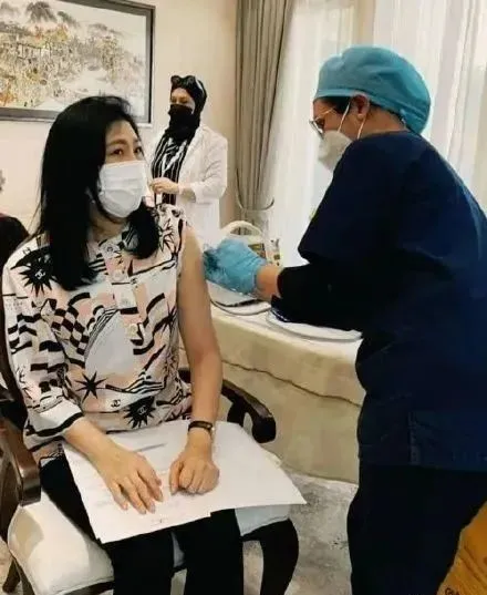 BBC驻华记者打中国疫苗后立即出现“副作用”:连发数推兴奋晒照