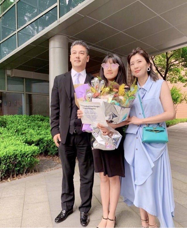 賈靜雯和仨女兒搞怪，4個美女咘咘眼睛居然最小，波妞缺牙張嘴笑