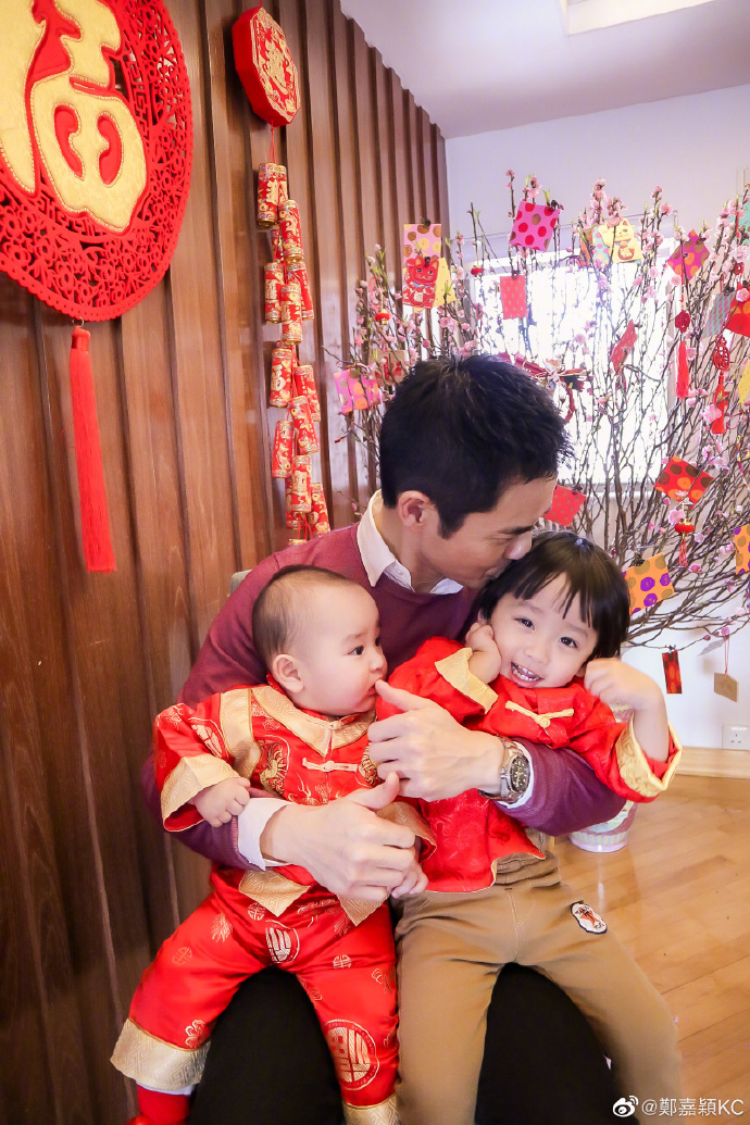 鄭嘉穎為大兒子慶生，2歲鄭承悅太會耍帥，陳凱琳自認“奶奶命”