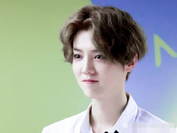 《创3》谢安然给鹿晗戴发箍，谁注意鹿晗的反应，关晓彤要吃醋