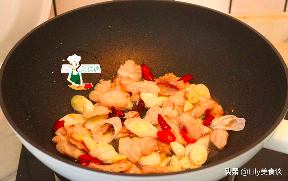 白菜燉豆腐時，先燉豆腐還是先炒白菜？ 都不對，大廚教你正確做法