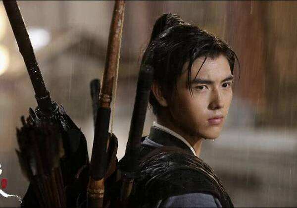 把杨幂一脚踢出剧组，封杀接近陈飞宇的小花，