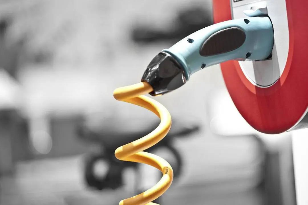 电动车车主：“我后悔花4000块买了个家充桩！”