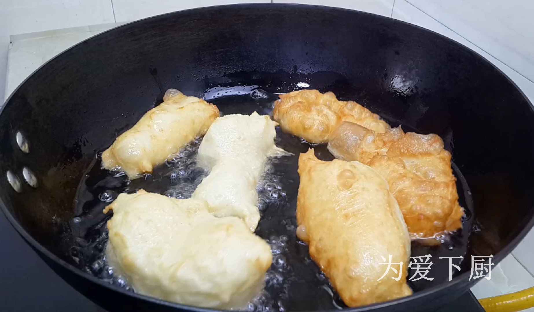 It’s easy to do this for fritters. Put it in the refrigerator. It’s simple and delicious.