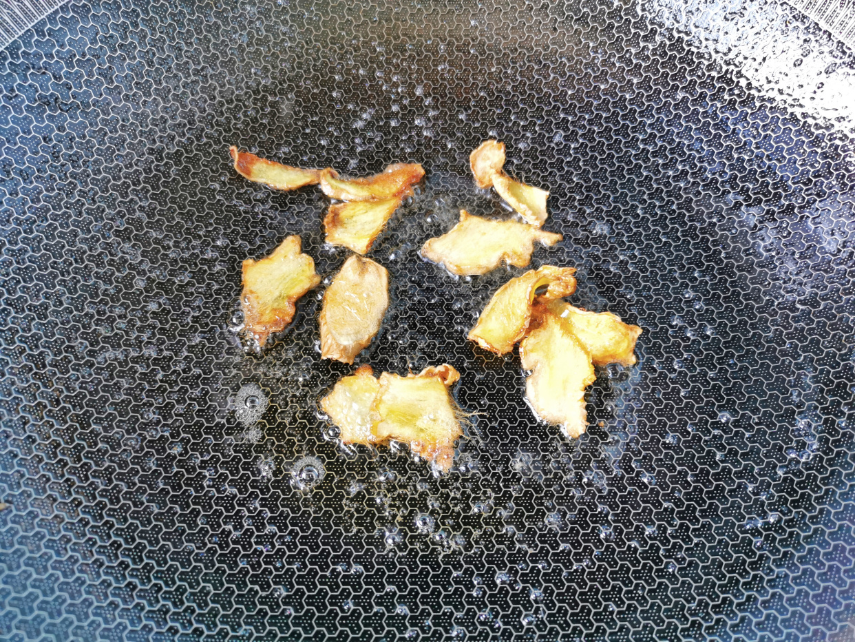 台灣女人坐月子吃的麻油雞，用米酒代替清水，滋補暖身，連湯喝完