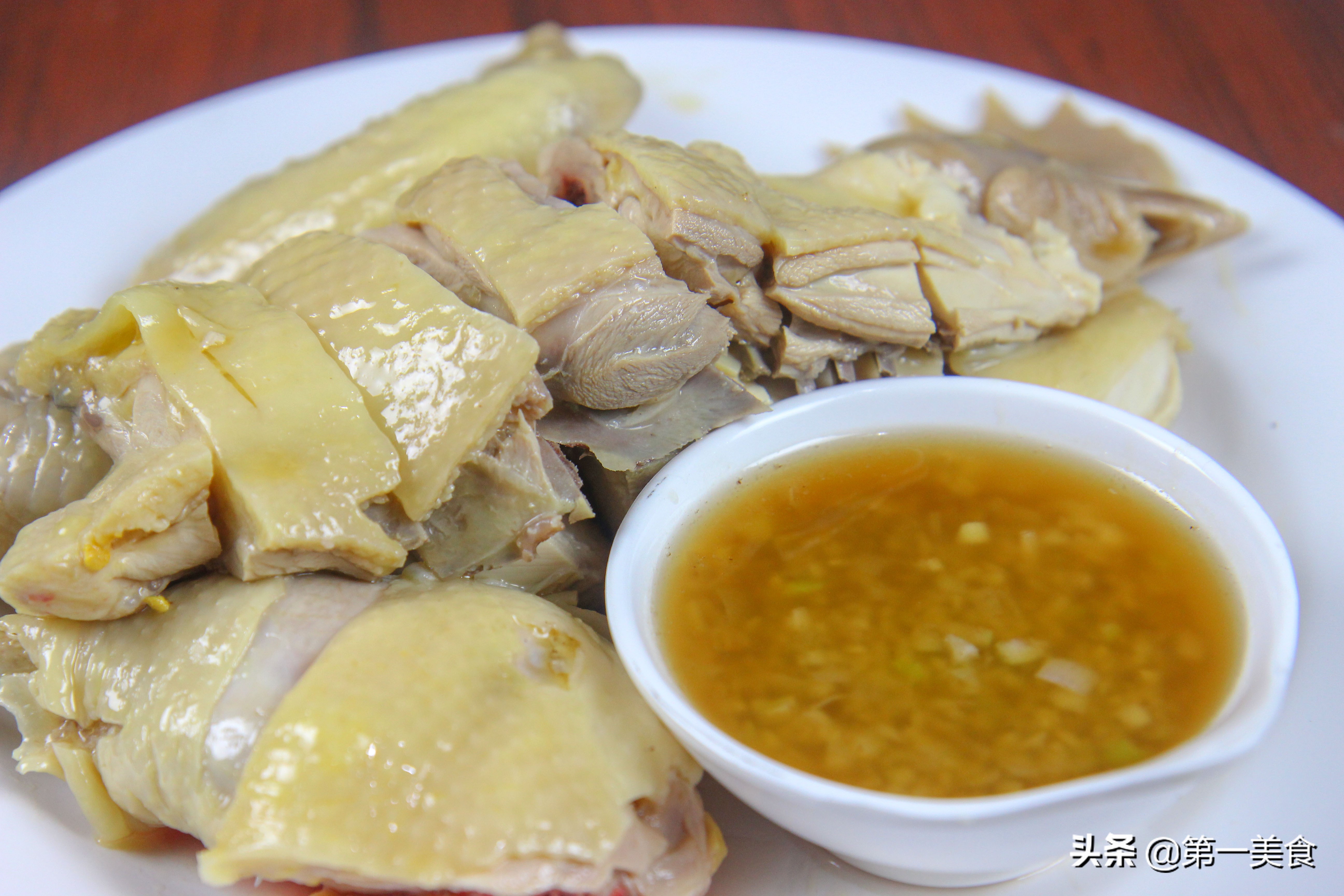 廚師長教你這樣做白斬雞，雞肉鮮香美味，原汁原味，看著就流口水