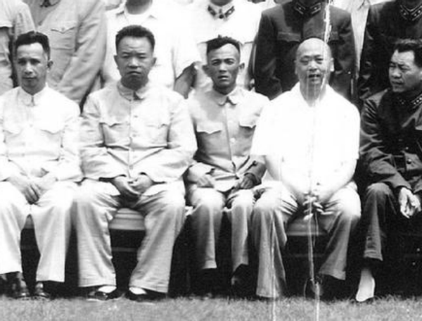 开国大将返乡视察，一老太太点名找他，见面后他立刻下跪喊“娘”