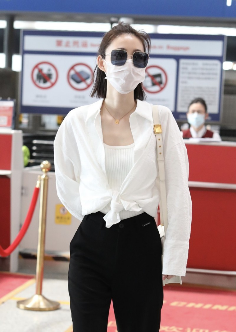 王丽坤真有一套，休闲装的都能“二八分”，但