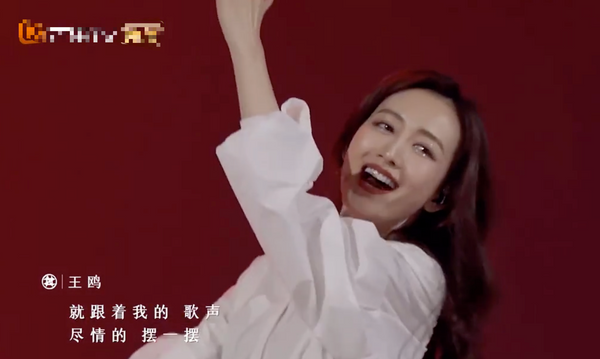 Wang Ou " billow elder sister 2 " arena good blast! Leather pants wraps a body to match red lip curl, a good enchanting turns on arena