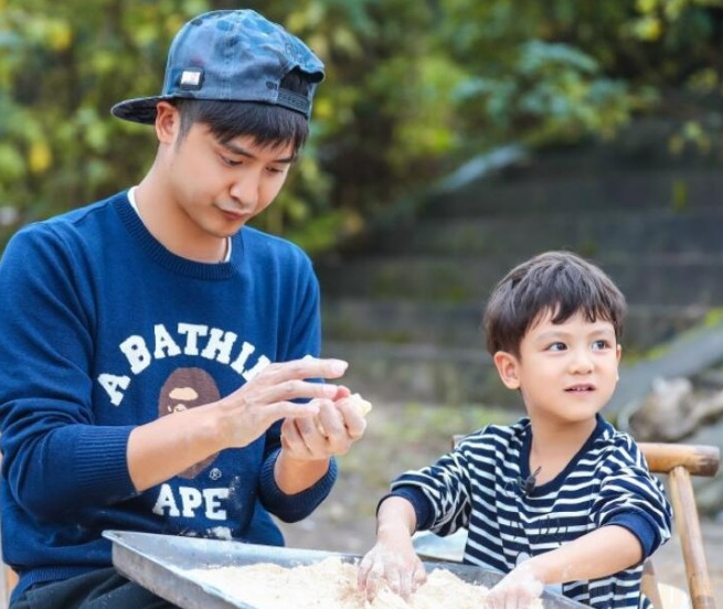 田亮再秀跳水技术，裸上半身仍有腹肌，有意让女儿进网球俱乐部？