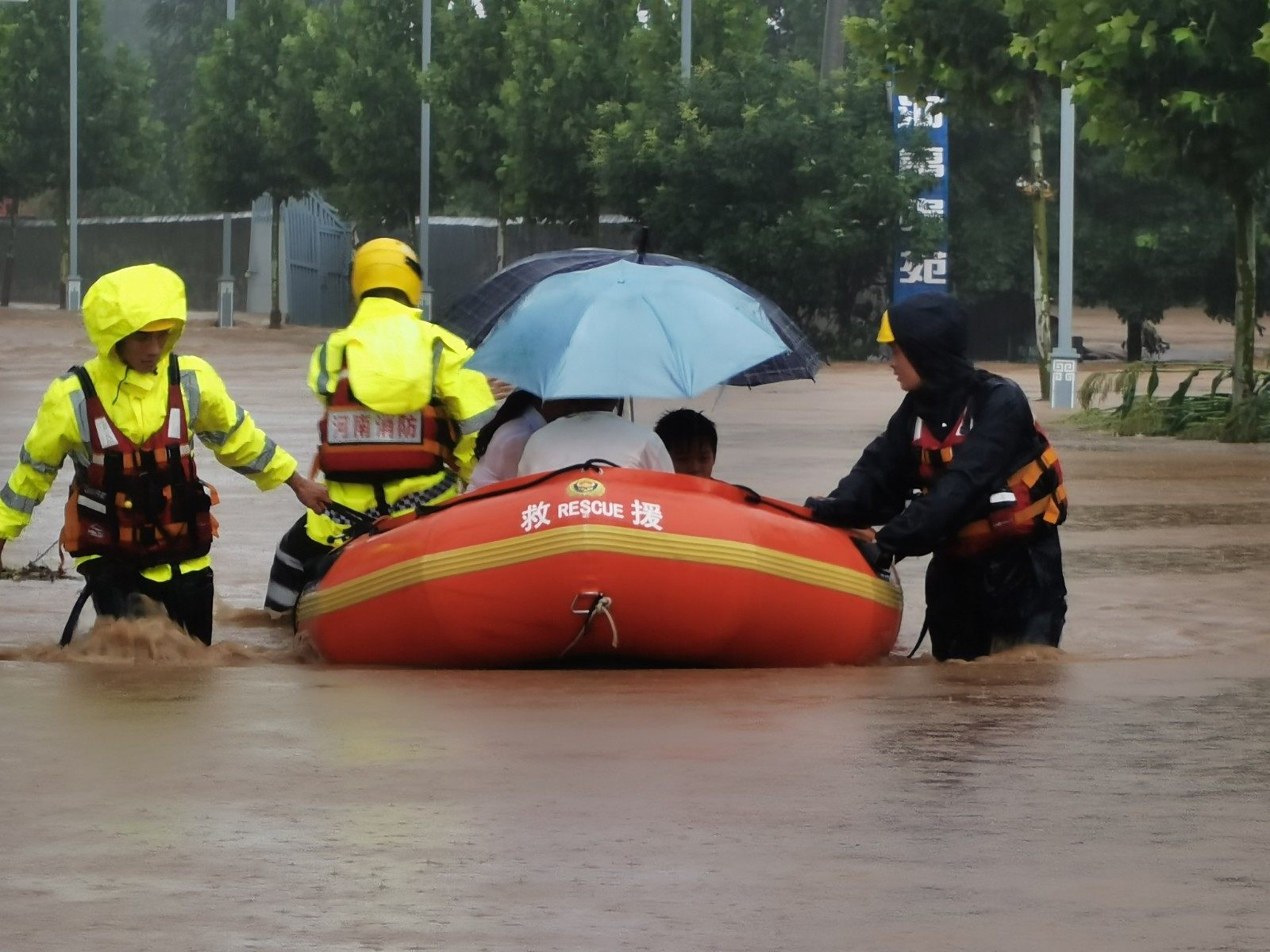 郑州消防处置暴雨警情359起，营救被困群众1231人