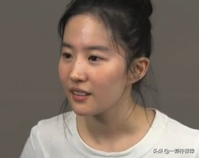 劉亦菲聽導(dǎo)演話，全程素顏試鏡，美顏濾鏡都沒開，這才是真實(shí)狀態(tài)