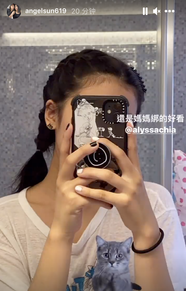 賈靜雯因疫情反彈在家享天倫之樂，給3個女兒扎同款髮型溫情滿滿