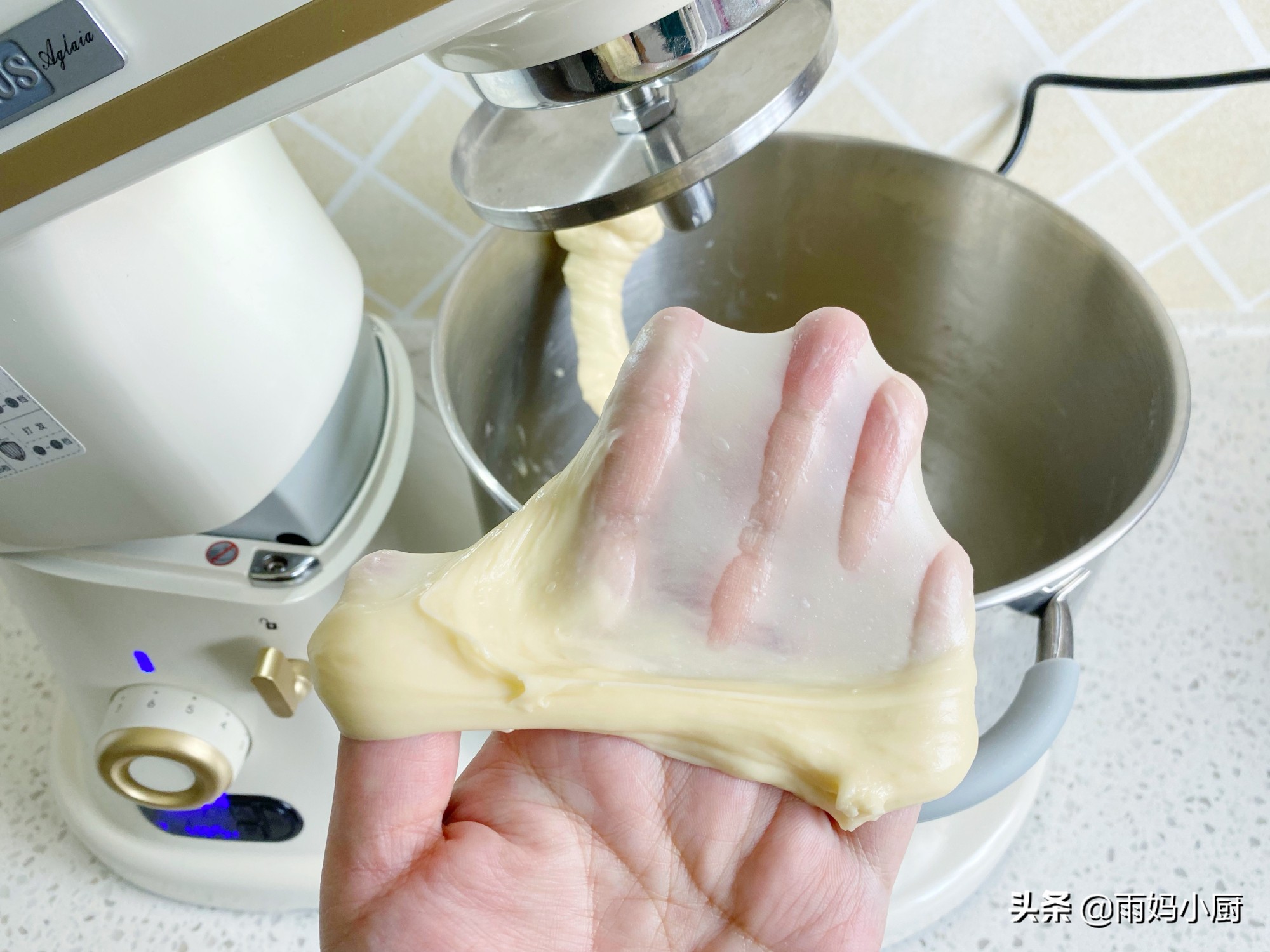 做过的面包里，最松软的就是奶排包，组织细腻又拉丝奶香味十足