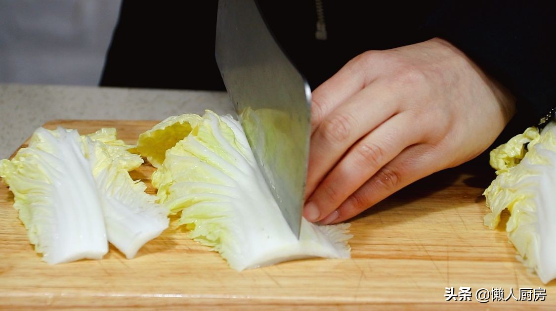 不需要添加任何調味品，醃製臘雞腿，配上娃娃菜和豆腐皮蒸著吃