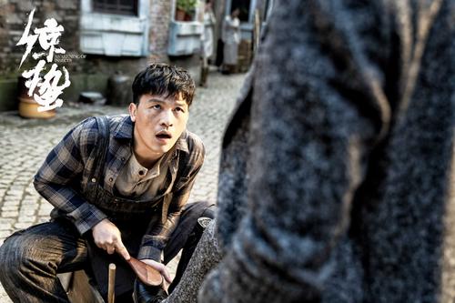 曾醉心话剧表演，还是表演系讲师《秋蝉》中虽