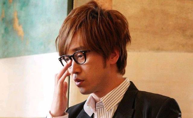 舞台|周传雄重返舞台被新人点评引争议 “情歌教父”这些年到底经历了什么