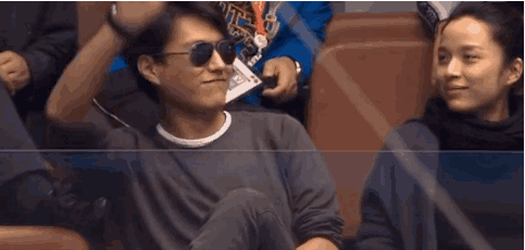 靳东：两次爱上离婚妇女，不顾家人反对娶了二