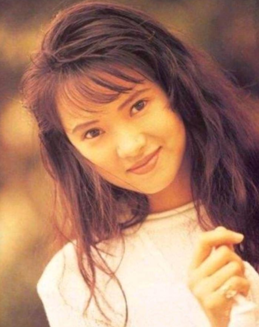 與前夫戀愛14年結(jié)婚，與現(xiàn)任約會(huì)兩次談結(jié)婚，伊能靜為何嫁給秦昊