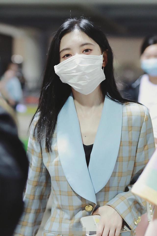 尴尬鞠婧祎“全球唯一”礼服被打假，号称量身定制却是半年前旧款