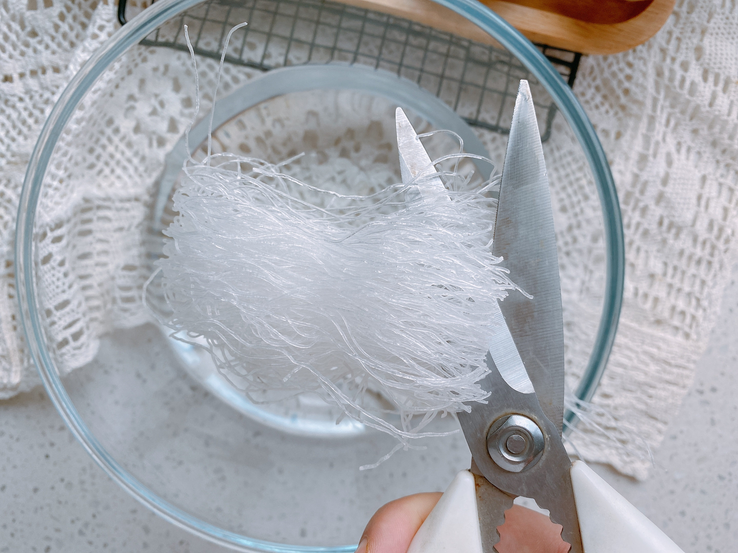 蒜蓉粉丝娃娃菜的家常做法，口感鲜甜，好吃不长胖，10分钟就上桌