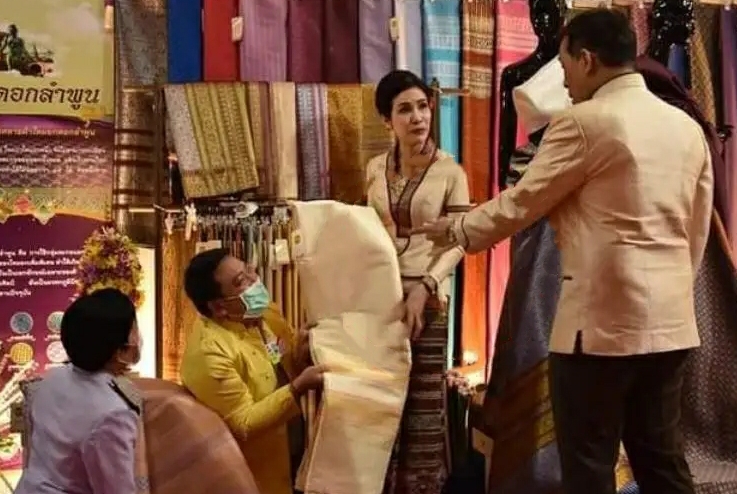 泰国“甄嬛”宠冠六宫！跪地上挑选礼服，泰王