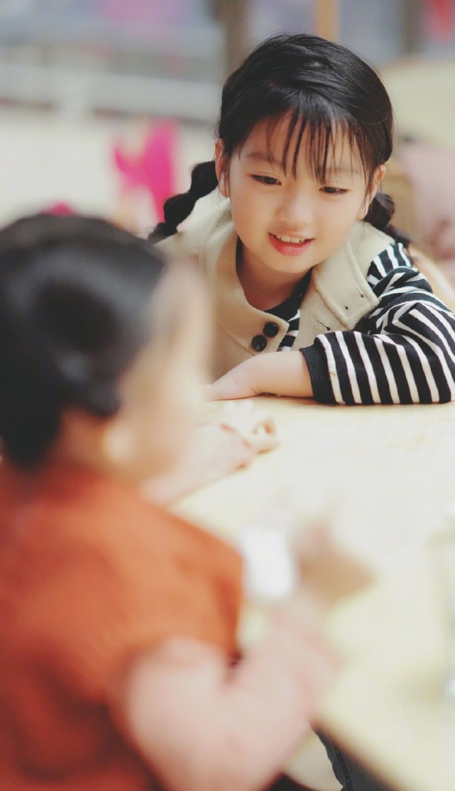 阿拉蕾的妈妈晒女儿日常，两个女儿越长越像，分食蛋糕超有爱