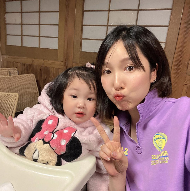李亚男与大女儿同框比萌，生完二胎少女感依旧，天韵越长越漂亮