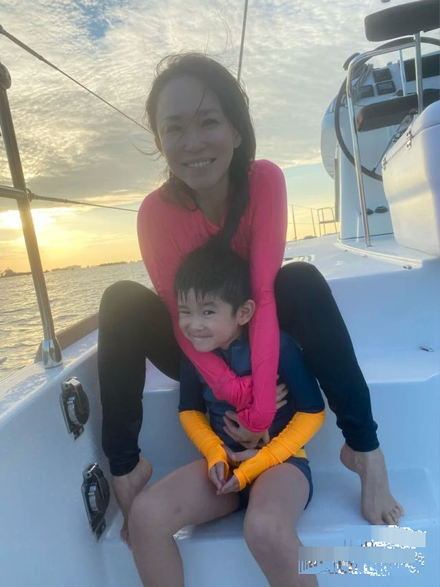 49歲範文芳一家三口出遊，全素顏示人白到發光，腿比兒子還要細