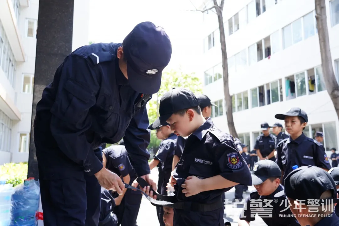 锐警少年警训夏令营：走进警营，撰写独立坚强的新篇章