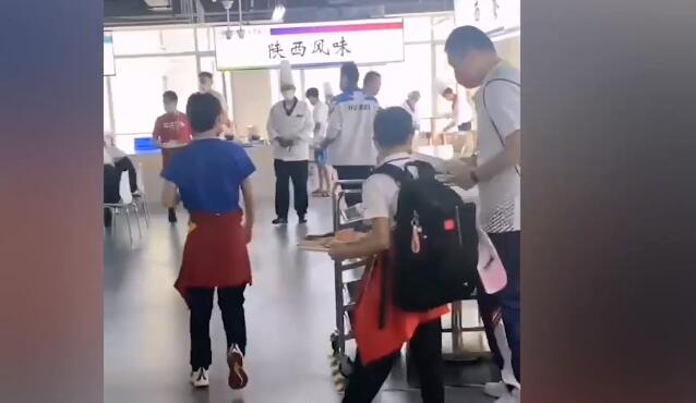 控制饭量了！全红婵吃饭真相曝光：1片西瓜1个苹果+少量菜