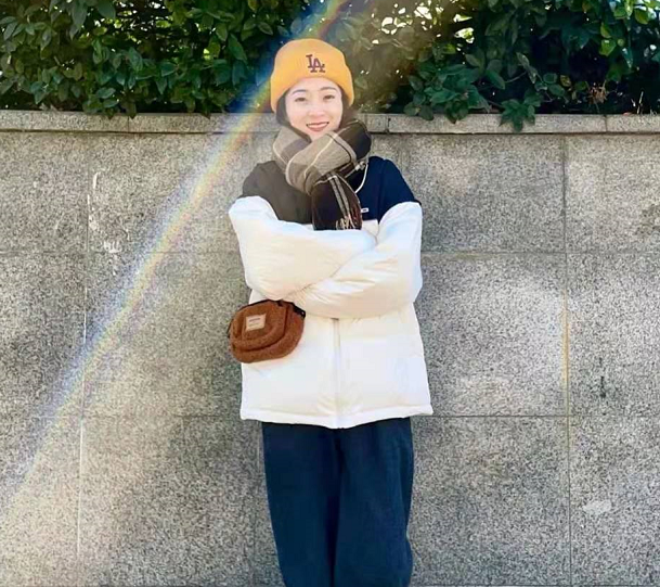 关晓彤穿搭尽显贵气，万元桃红羽绒服配鲨鱼裤，这造型一言难尽