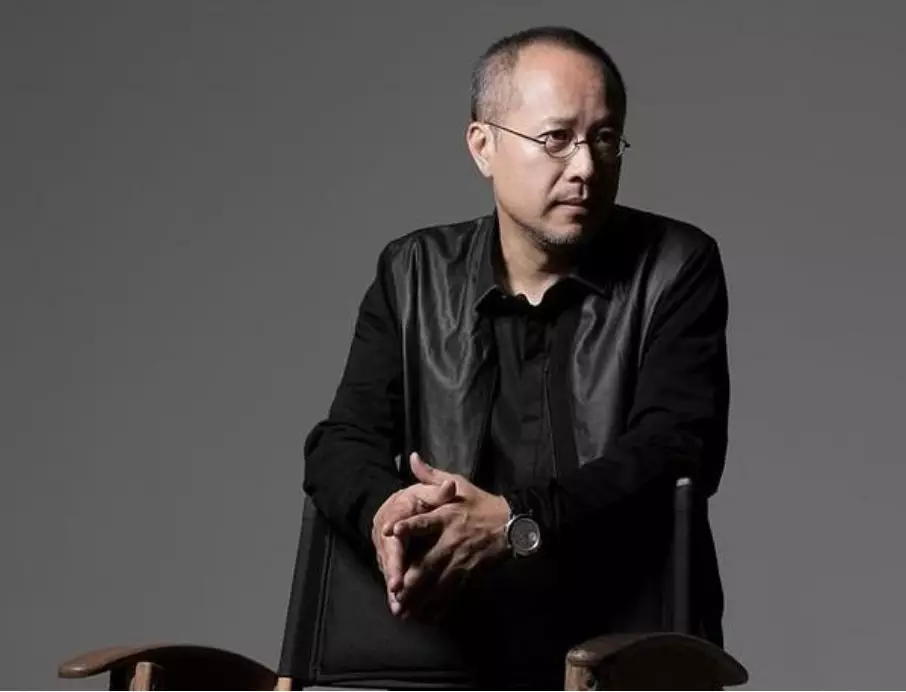 小儿子伤人入狱，大儿子跳楼自杀，这部电影里