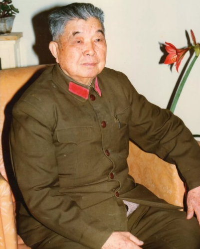 开国中将刘忠回乡寻母，却发现母亲沿街乞讨，痛哭大呼：儿不孝啊