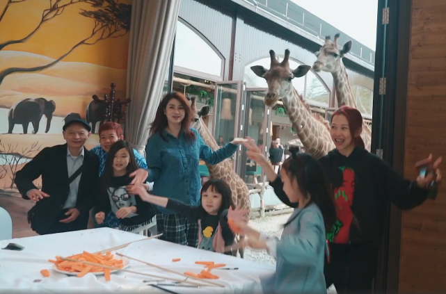 張晉曬一家五口幸福出遊，蔡少芬再現坑娃日常，兒子被嚇到大哭