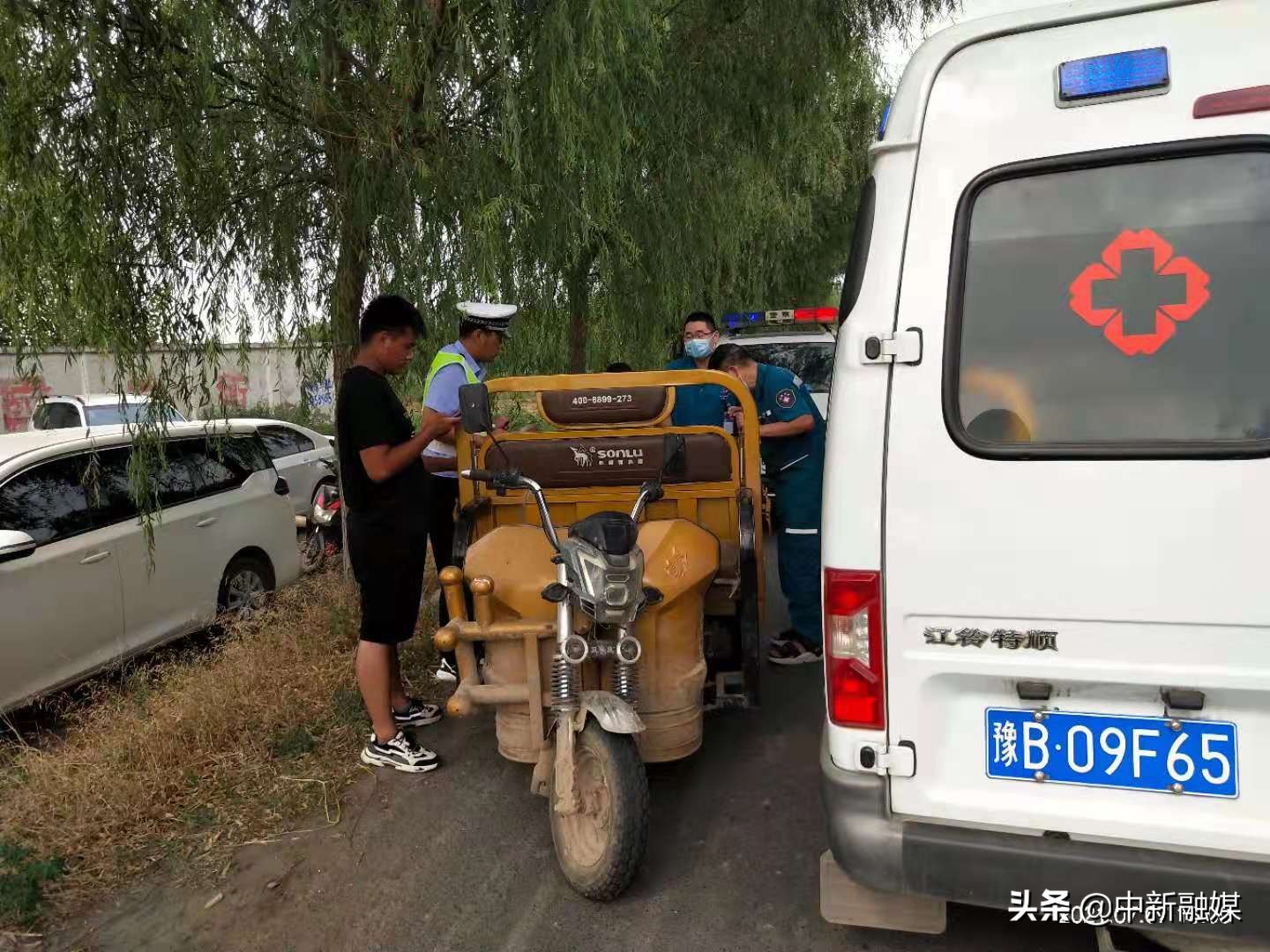 开封：民警偶遇老人昏迷 火速送医救助