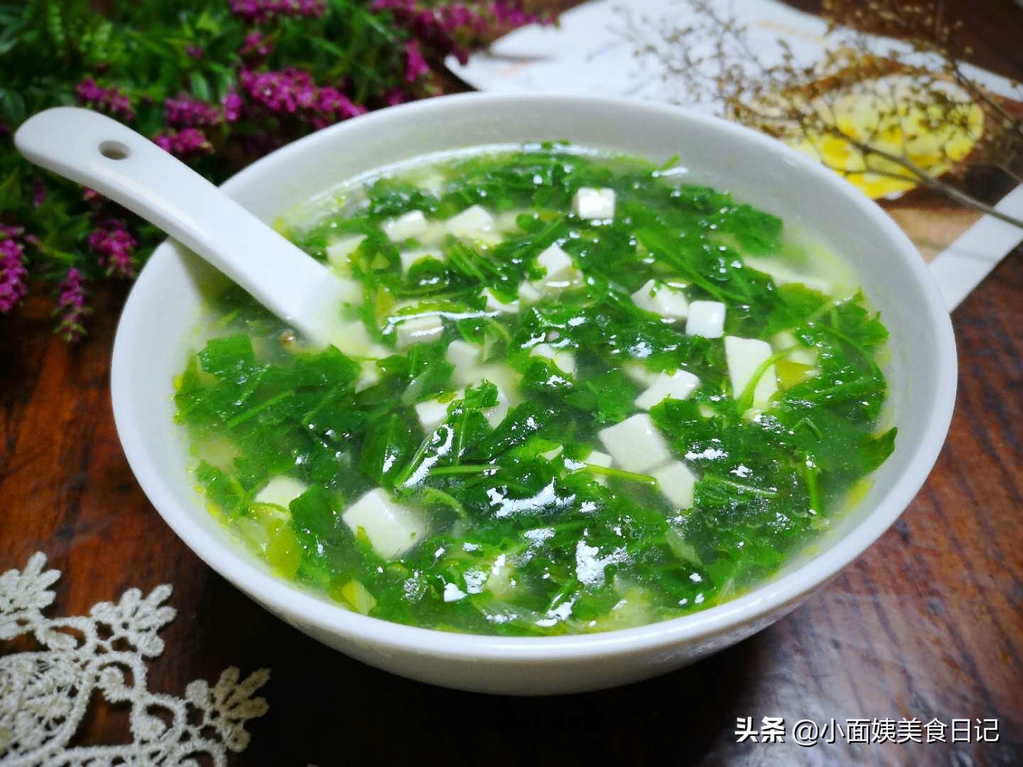 This soup is often cooked with tofu in autumn. It has a smooth taste and is light and nourishes the stomach. It is a bowl of nutrition and comfort in cold weather.