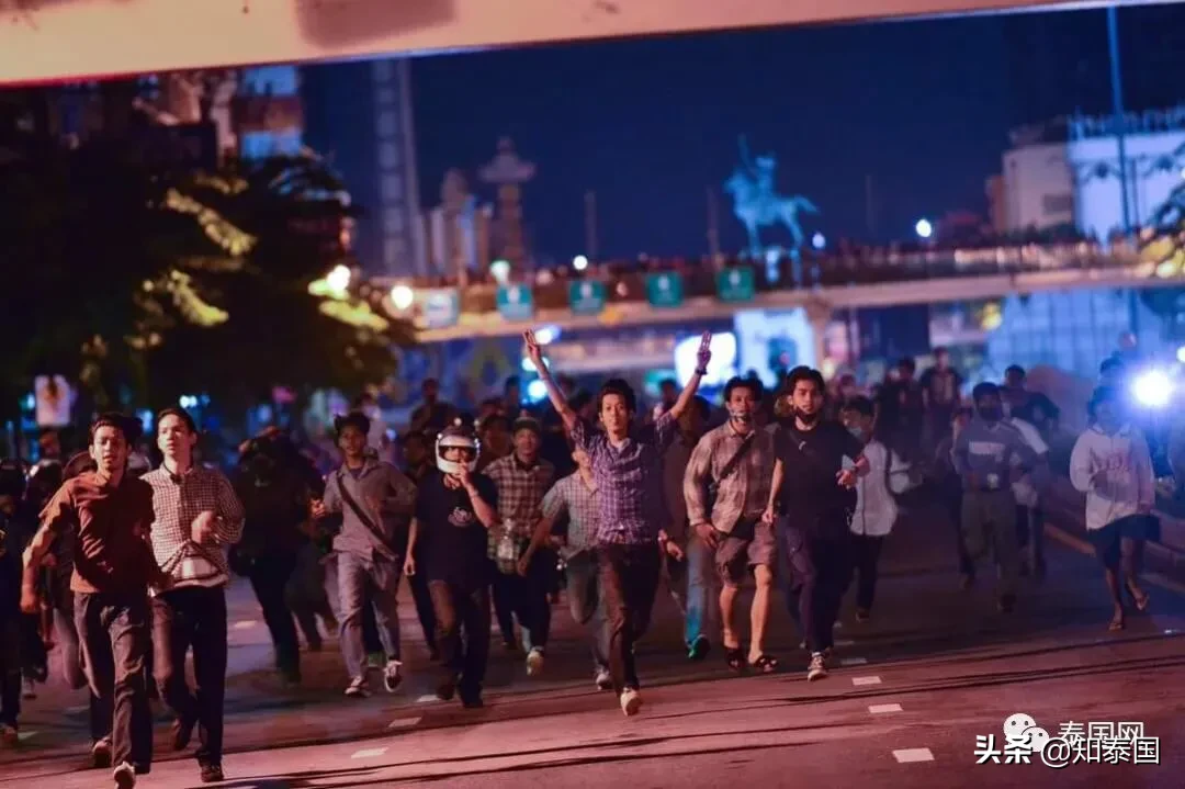 示威者开始走向暴力？曼谷街头现拦车打砸！巴育态度重大转折！