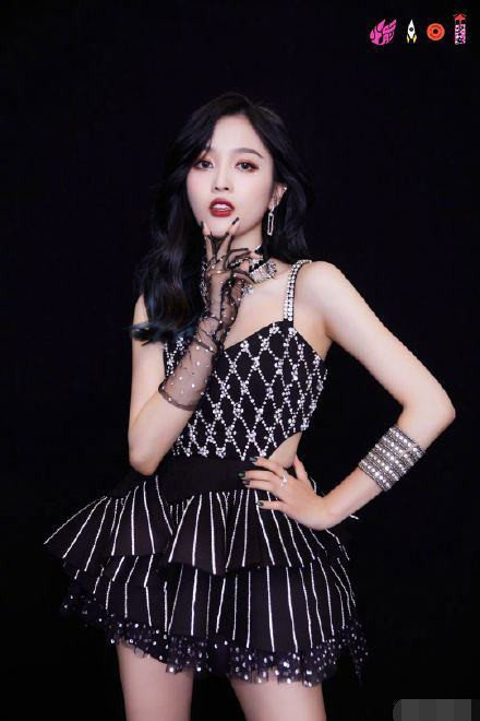 毕业在即还搞区别对待？吴宣仪直拍被下架，其