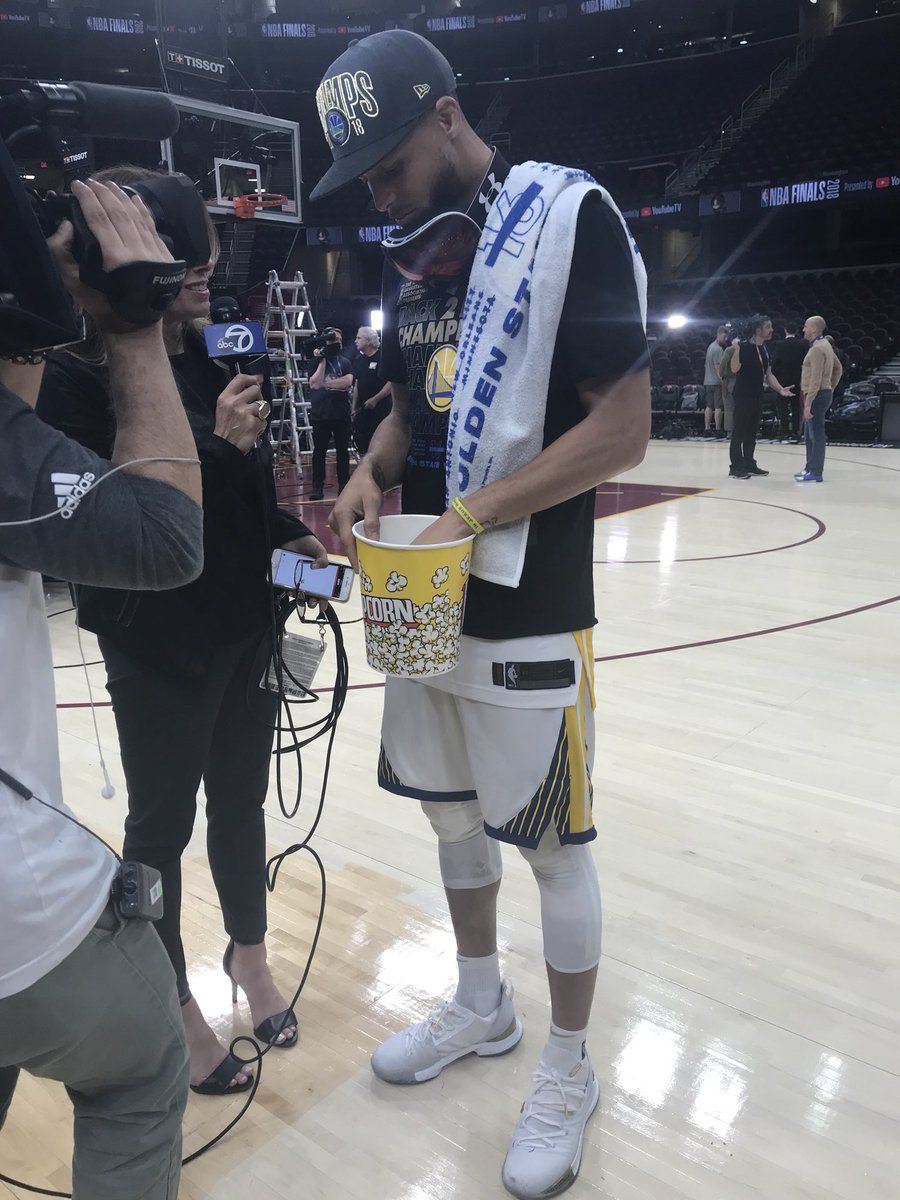 为什么看nba喜欢吃爆米花(库里的萌神气质多方位呈现，太爱吃爆米花，这美食好吃在一点上)