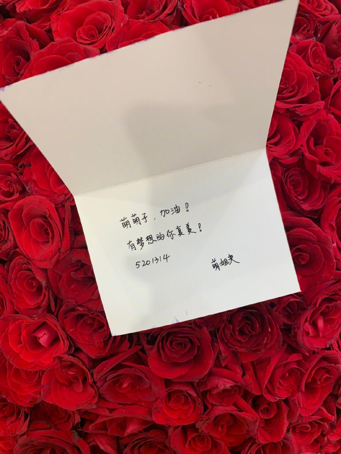 520撒狗粮的明星：奚梦瑶吐槽何猷君工作狂，张萌晒超大玫瑰花束