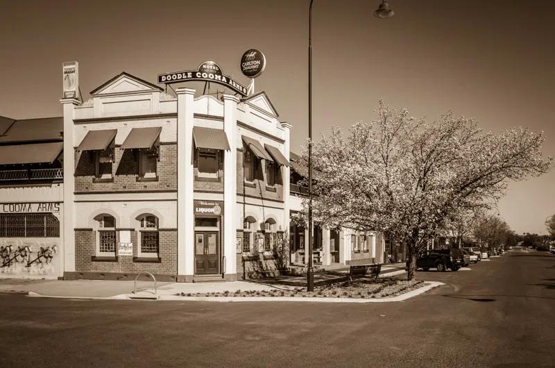 64岁老太不结婚，卖了豪宅住进8㎡蜗居，却过上