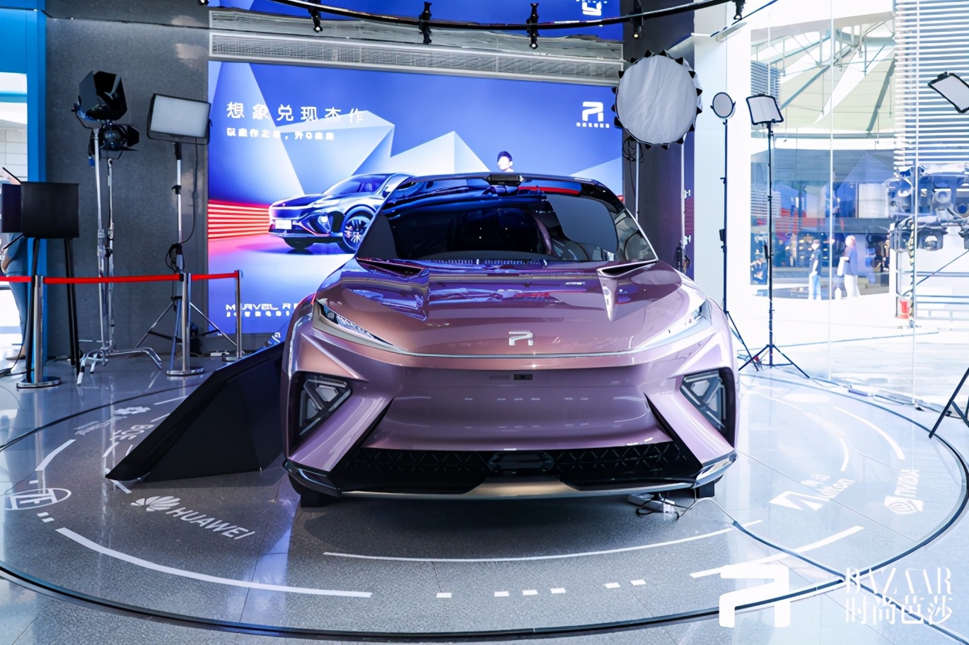 当科技遇见时尚 R汽车、时尚芭莎联袂打造“玫瑰之夜”