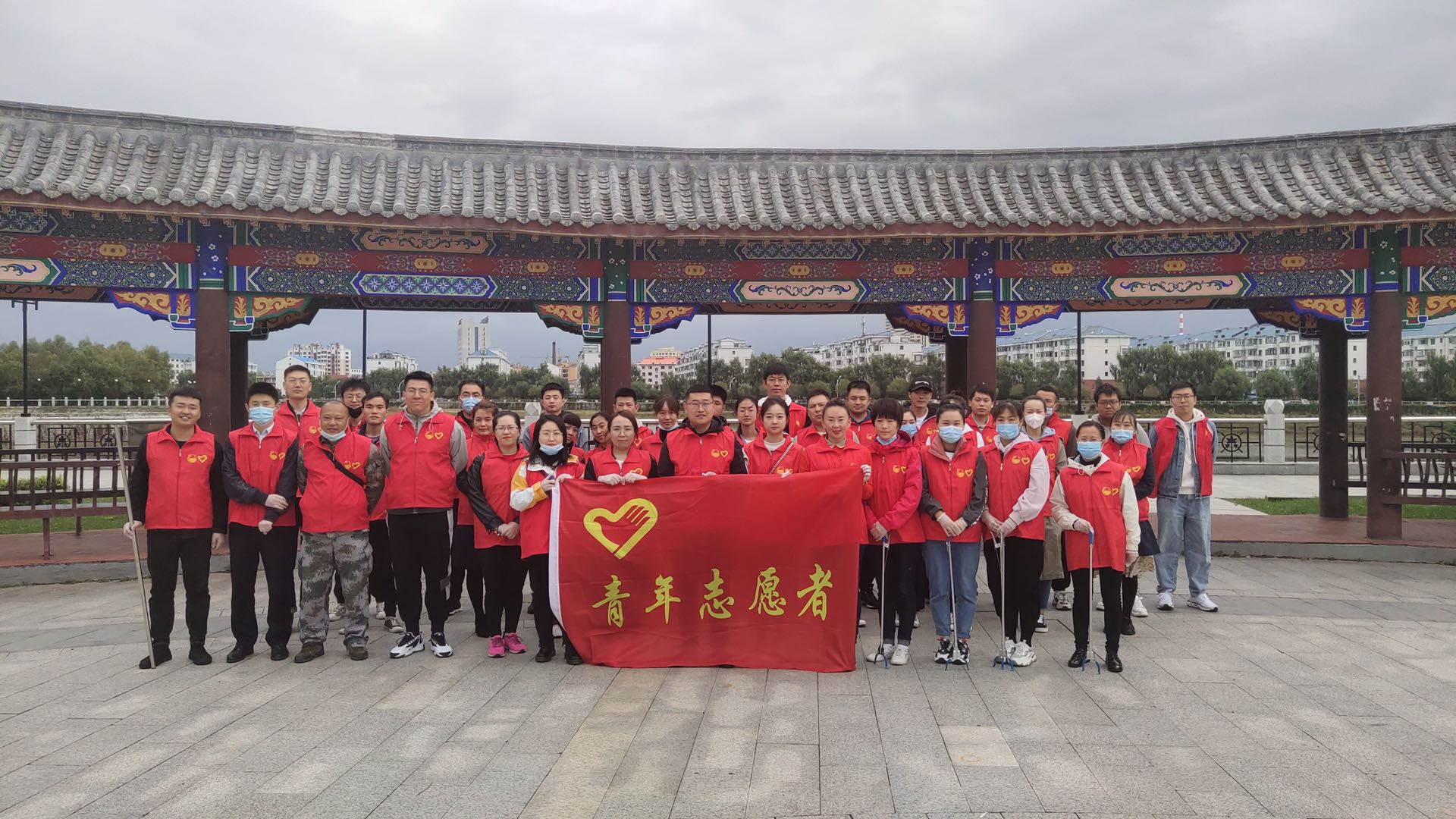 “法院小队”参加净滩行动，捡拾垃圾，守护母亲河