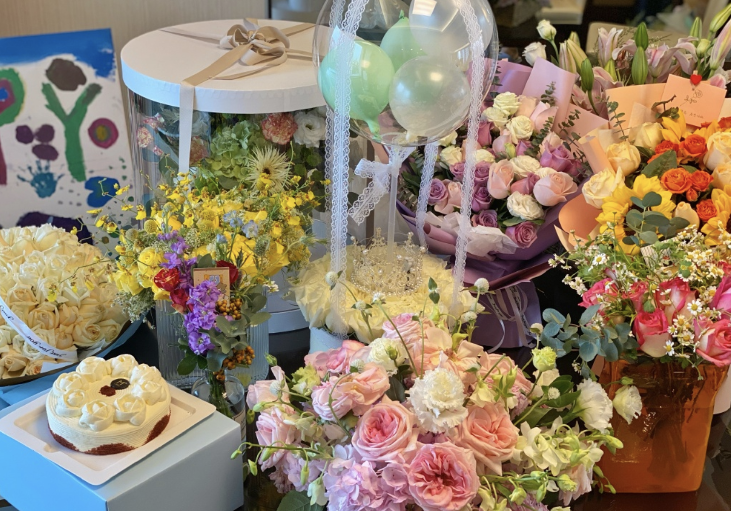 蔣麗莎生日曬18宮格，分享全家福，與蔡少芬黃奕陳法蓉親密合影