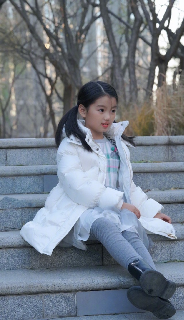 阿拉蕾近照，小胖妞出落成大姑娘了，长高变美越来越有明星范儿了