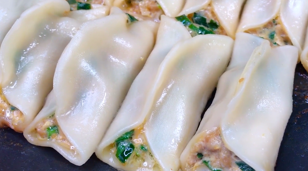 鍋貼好吃，有人用澱粉，有人用麵粉，教你正確做法，出鍋鮮香酥脆